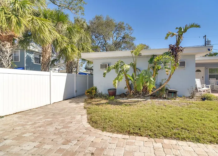 Apartment Florida Unit Steps From Indian Rocks Access!