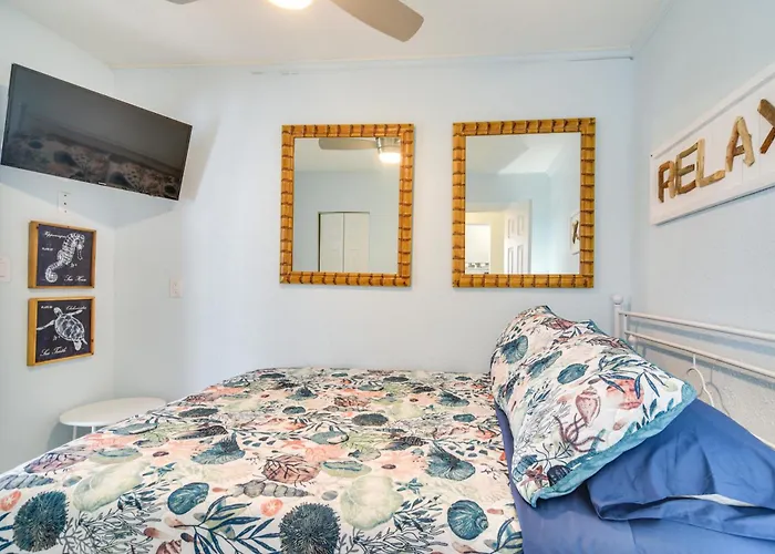 Florida Unit Steps From Indian Rocks Access! Apartment
